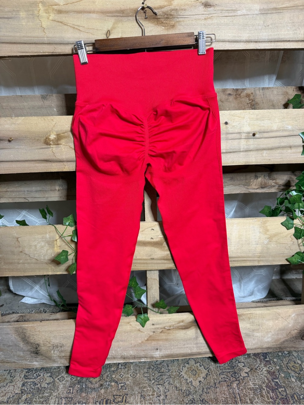 High-Waist Scrunch-Back Leggings in Red